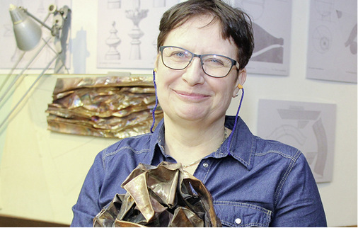 <p>Im Karlstädter Klempnermuseum vermittelt Manuela Geugelin am 3. November 2017 kreative Kupferkunst in Workshop 4</p> - © BAUMETALL