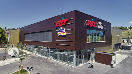 



Das Mühlwiesenzentrum überzeugt mit anspruchsvoller Architektur und kontrastreichen dunklen sowie hellen Fassadenelementen
