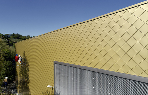 
Ein klares Verlegebild und saubere Übergänge prägen die Details an den mit Aluminiumgitterrost bekleideten Fensterfeldern
