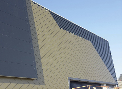 
Die Titanzinkrauten wurden von unten nach oben auf Trapezprofiltafeln montiert (r.), die Isopaneele mit HPL-Platten bekleidet (l.)
