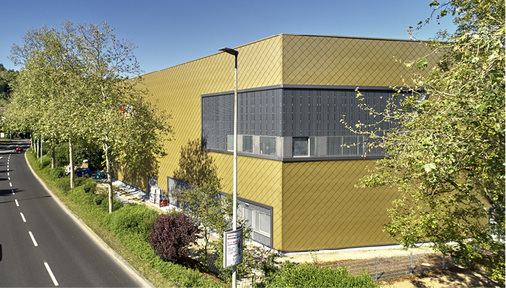 
Auch die vom Eingang abgewandten Straßenseiten sind von anspruchsvoller, die Wertigkeit des Gebäudes unterstreichender Architektur geprägt
