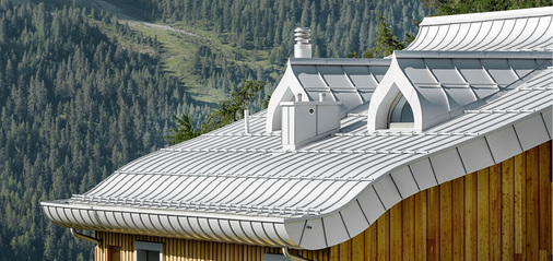 <p>
</p>

<p>
Die außergewöhnliche, leicht geschwungene Dachform erinnert an eine fernöstliche Pagode
</p> - © Fotos: Prefa/Croce & Wir

