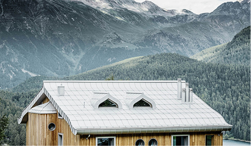 <p>
Das helle Dach im Farbton Silbermetallic ist eine Hommage an die schneebedeckten Berggipfel
</p>