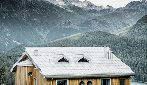 
Das helle Dach im Farbton Silbermetallic ist eine Hommage an die schneebedeckten Berggipfel
