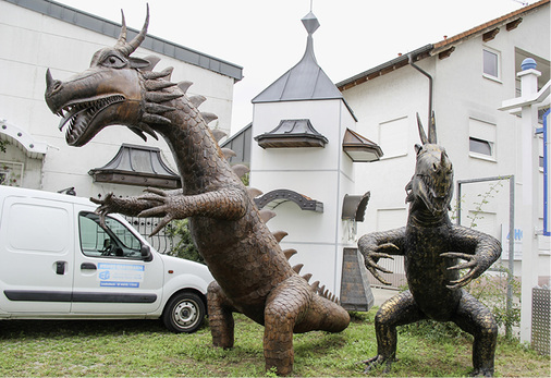 
Klempner-Saurus und Spenglerranus Rex bewachen das Rolltor des Fachbetriebes Gaßmann 
