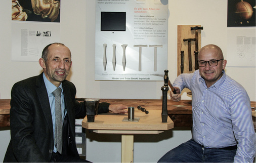 
Ulrich Leib freut sich gemeinsam mit Georg Lummel über die neue Workshop-Werkstatt des Europäischen Klempner- und Kupferschmiedemuseums



