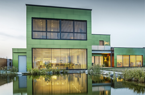 



Das Spenglerhaus der Familie Pollak wurde mit Aluminium-Verbundplatten von Prefa in der Farbe „Spring Lake“ bekleidet
