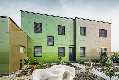 



Um eine geschlossene Fassadenoptik zu erzielen, wurden die Profile nicht angeschraubt, sondern aufgeklebt
