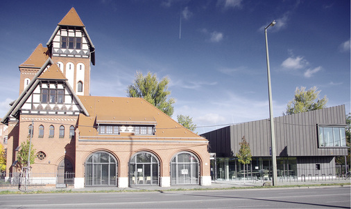 



Spannungsreicher Kontrast: die alte Feuerwache aus dem Jahr 1908 und der Neubau von 2015
