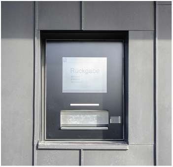 <p>
</p>

<p>
Passgenaue Bekleidung und Falztechnik am Rückgabeautomaten, der in die Fassade integriert wurde
</p> - © Foto: Henry Rasch

