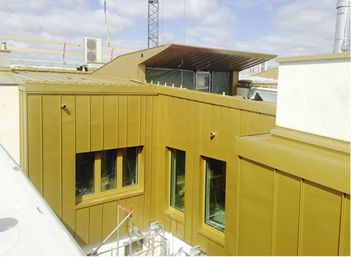 



Fassadenflächen über dem Innenhof mit Laibungsprofilen
