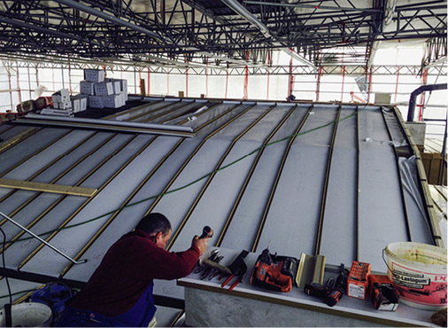 



Unter dem Notdach: die Arbeit an der Eindeckung der Terrasse
