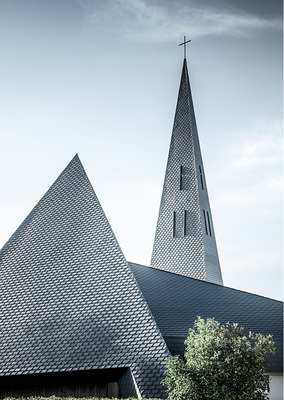 



Die unterschiedlich geneigten Dachflächen mussten an den Ecken optisch perfekt zusammengeführt werden
