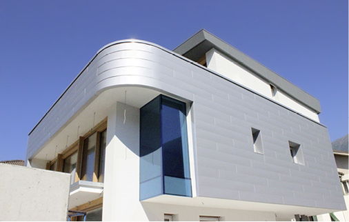 
Steckprofilfassade sowie Doppelstehfalzeindeckung bestehen aus farbbeschichtetem Aluminium



