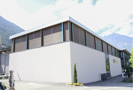 
Diese Obstlagerhalle bei Meran in Südtirol ist mit individuell gefertigten Falzkassetten aus Edelstahl ... 



