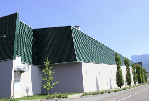 
... sowie farbbeschichteten Stahlblechprofilen und Wellprofiltafeln bekleidet



