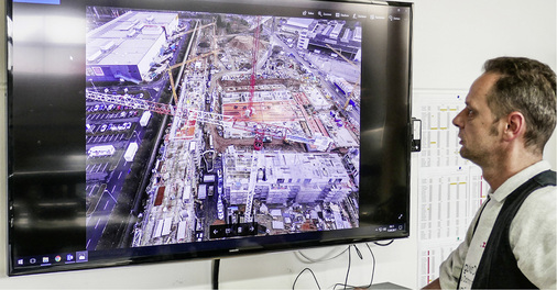 
Morgendliche Tagesbesprechung vor dem großen Bildschirm



