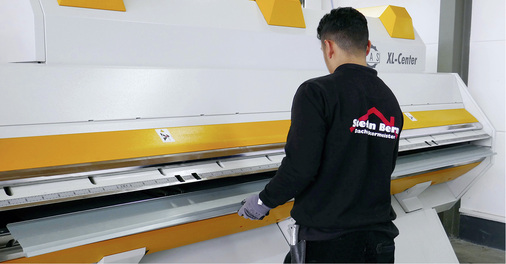 
Die gebogenen Teile werden aus der Maschine entnommen



