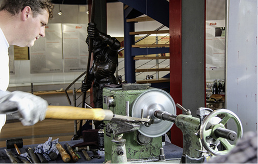 



An der Metalldrückbank: An zwei Workshoptagen im Oktober 2017 vermittelte Michael Messerschmidt das handwerkliche Herstellen von Kirchturmkugeln an (s)einer Drückbank
