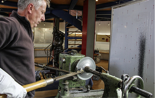 



Stark: Mit der Drückrolle lässt Michael Knoppan aus einer kreisrunden Zink-Metallplatte eine Kirchturmkugelhälfte entstehen
