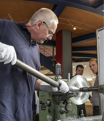 



Mit dem Drückstab formt Matthias Weber seine erste Halbkugel
