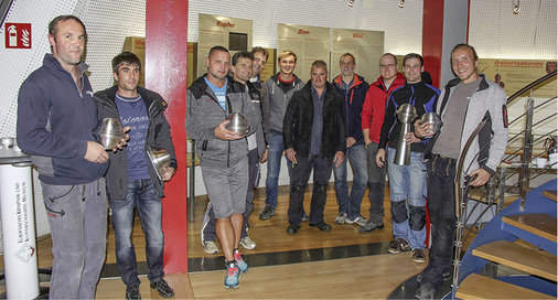 



Zufriedene Workshopper zeigen ihre im Museum gedrückten Kugeln
