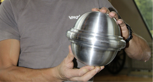 



Zwei halbe Kugeln werden zu einer ganzen
