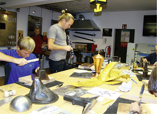 



Reges Treiben an den neuen Werkbänken im Klempnermuseum
