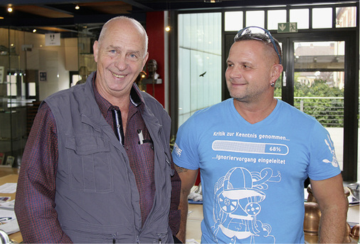 



Workshopleiter Manfred Schulze mit Teilnehmer Petr Fazescas
