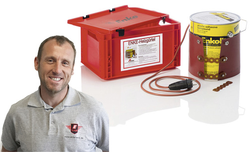 
Arno Schlemmer: „Der Enke-Heizgürtel ist ein echter Dauerbrenner. Direkt im Gebinde bringt er Enkolit sowie Enkopur auf optimale Verarbeitungstemperatur“



