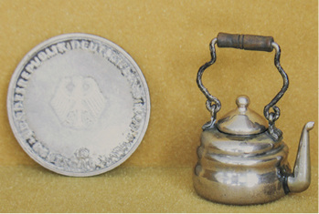<p>
</p>

<p>
Der Kessel wurde aus einer 10-DM-Silbermünze #471 „50 Jahre Grundgesetz“ mit präzisen Hammerschlägen aufgezogen
</p> - © Foto: Rechmann

