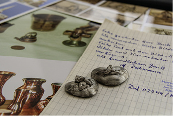 



Über solche Leserpost freut sich BAUMETALL besonders! Die Zinn-Briefbeschwerer stammen ebenfalls aus der Rechmann-Werkstatt
