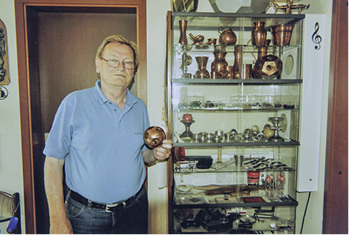 



Der 79-jährige Klempnermeister Herwi Rechmann vor einer mit zahlreichen Exponaten bestückten Vitrine
