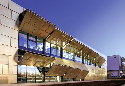 



Bei Dunkelheit ermöglichen die teiltransparenten Profile einen Blick in die beleuchteten Innenräume 
