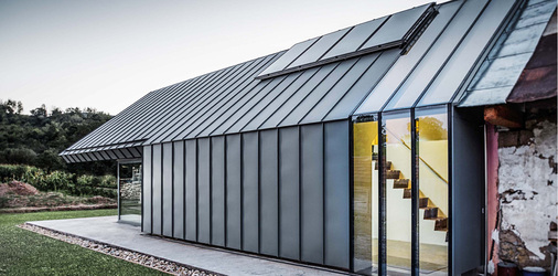 
Eine Glasfuge verbindet Alt und Neu



