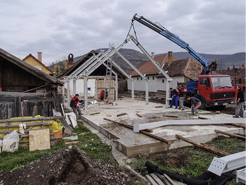 



Einfach und Effektiv: Die stabile und verwindungssteife Stahlkonstruktion fußt auf einer betonierten Bodenplatte
