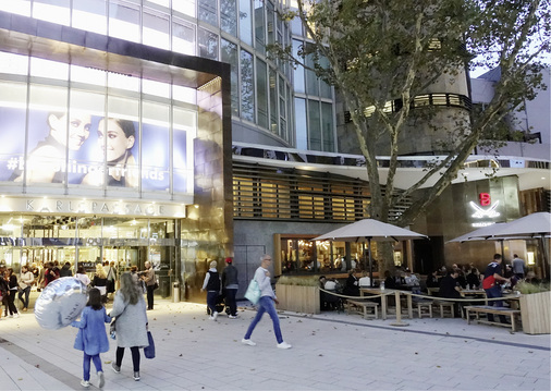 
Wer das Nobelkaufhaus Breuninger in Stuttgart betritt, schreitet unter einem mächtigen Portal aus Edelstahlschindeln hindurch



