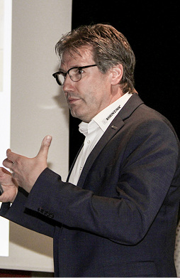 



Frank Neumann (Rheinzink) stellt einen Fassadenworkshop vor 
