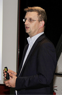 



Jürgen Fetzer (Innotec) schildert Details zur Fassadenverklebung 
