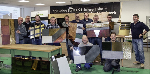 
Zufriedene Workshopteilnehmer zeigen unterschiedlichste Edelstahl-Kunstwerke



