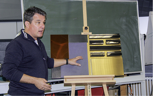 <p>
Bruno Rösch präsentiert das erste 3D-Rimex-Edelstahlbild 
</p>

<p>
</p> - © Foto: BAUMETALL

