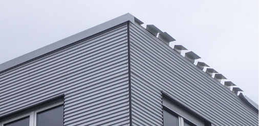 



Beispielhaft zeigt dieser Schadensfall das Versagen der Bügel durch starke Windsogbelastung
