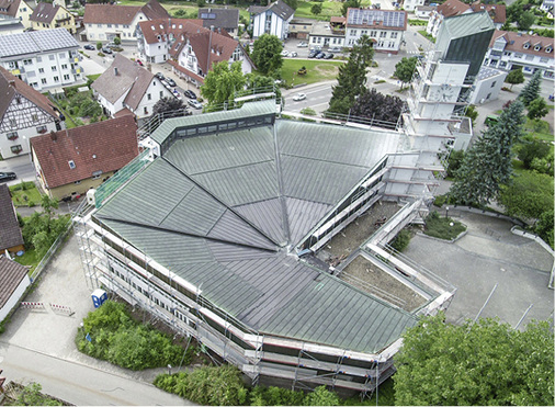 



Vorher: das alte Kirchendach mit parallel laufenden Falzen und Aufschieblingen zwischen den einzelnen Scharlängen
