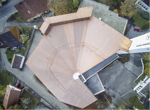 <p>
</p>

<p>
Nachher: das neue Dach ohne Kehlrinnen, dafür aber mit fächerförmig zulaufenden, konischen Scharen
</p> - © Preuss

