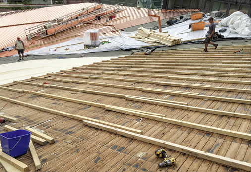 
Die Sanierung bei laufendem Kirchenbetrieb erforderte eine kontinuierliche und lückenlose Abstimmung zwischen Holz- und Metallarbeitern



