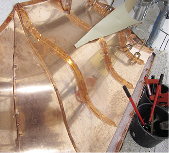 



Klassisch: Die Befestigung der konvex und konkav geschwungenen Stehfalzscharen erfolgt mit Hosenhaften aus Edelstahl
