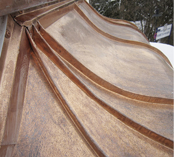 



Knotenpunkt: Am perfekt ausgeführten Eck-bereich treffen sich drei Stehfalze. Das Überhangprofil wurde entsprechend ausgeklinkt
