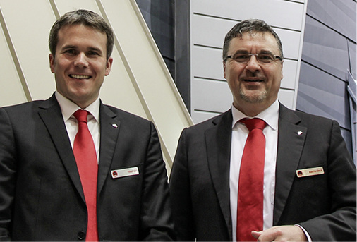 
Die Prefa-Geschäftsleitung um Tobis Götz und Karsten Köhler stellt in Köln erstmals das neue Fassadenpaneel Sinding.X vor



