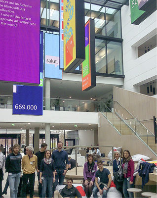 



Thomas Binder (5. v. l.) und weitere Studenten der Studienrichtung Gebäudehülle im Foyer der Hochschule Rosenheim

