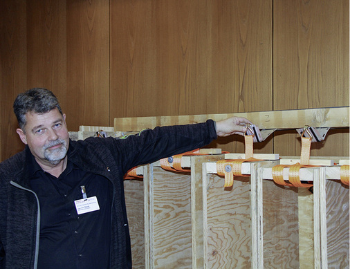 <p>
</p>

<p>
Hans-Peter Rösch präsentiert auf dem Klempnertag seinen Versuchsaufbau zur Durchführung einfacher Belastungstests von Attikahaltern
</p> - © : BAUMETALL

